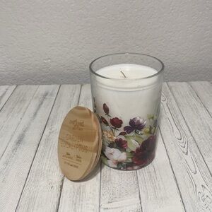 Sandalwood & Amber Floral Glass 20oz Candle with Wooden Lid